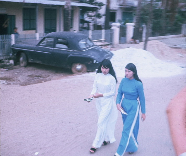 Thiếu nữ áo dài trên phố.