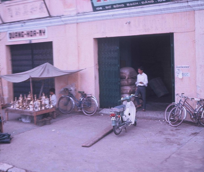 Nhà kho bên đường Bạch Đằng, bờ Tây sông Hàn.