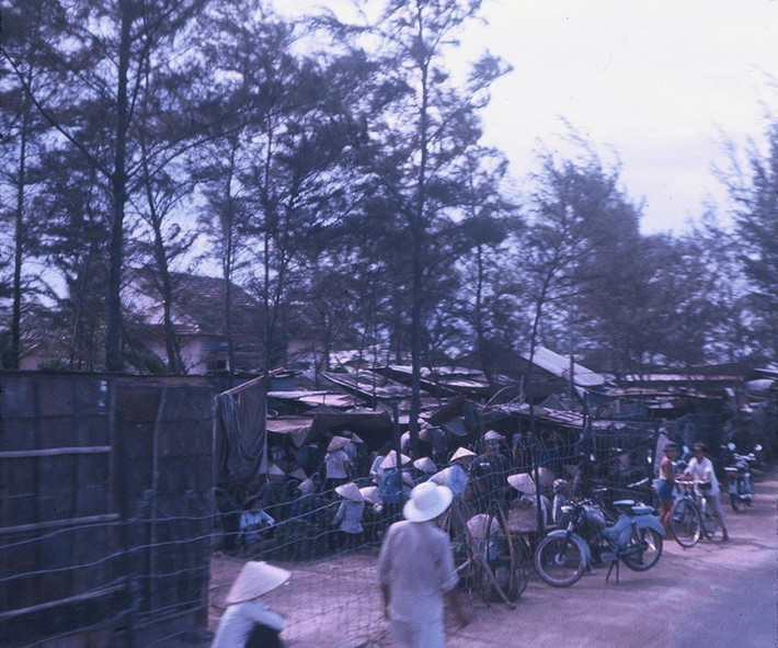 Khu chợ nhỏ ven đô.