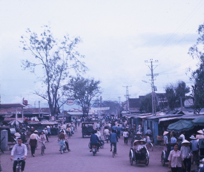 Đường phố ở trung tâm Đà Nẵng vào khoảng năm 1968-1969. Hình ảnh do tác giả người Mỹ Ron Dickson chụp.