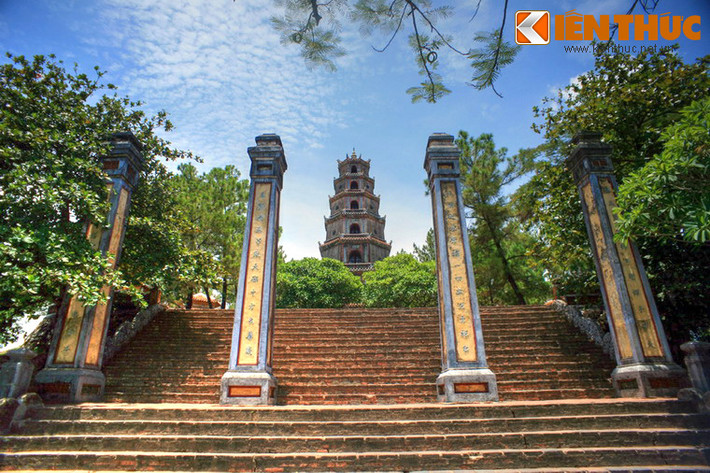 Dưới thời chúa Nguyễn Phúc Chu, vào năm 1714 chùa đã được đại trùng tu chùa với việc xây hàng chục công trình kiến trúc mô. Năm 1844, vua Thiệu Trị cho xây thêm một ngôi tháp bát giác gọi là Từ Nhân (sau đổi là tháp Phước Duyên). Tòa tháp này được coi là một biểu tượng của xứ Huế.