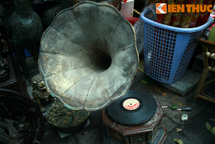Máy nghe đĩa của Pháp là thứ mà chỉ những bậc đại gia thời thuộc địa mới có đủ khả năng sở hữu.