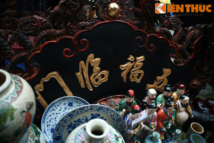 Hoành phi, câu đối, bình phong... sơn son thiếp vàng chỉ xuất hiện ở những gia đình quyền thế trong xã hội một thế kỷ trước.