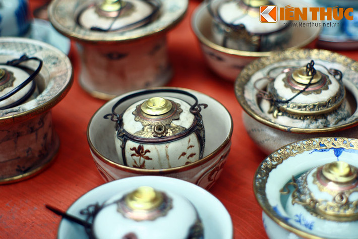 Bát điếu để hút thuốc lào của người có địa vị được cẩn đồng, trang trí hoa văn cực tinh xảo.