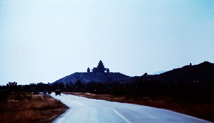 Tháp Po Klong Garai nhìn từ đường quốc lộ chạy qua Phan Rang.