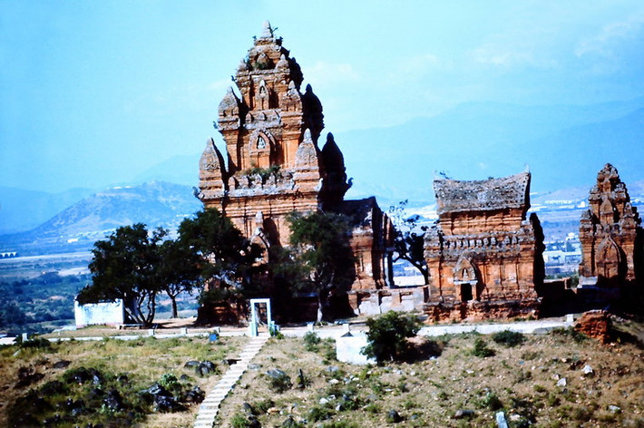 Toàn cảnh tháp Chăm Po Klong Garai ở Phan Rang nhìn từ máy bay trực thăng năm 1971.