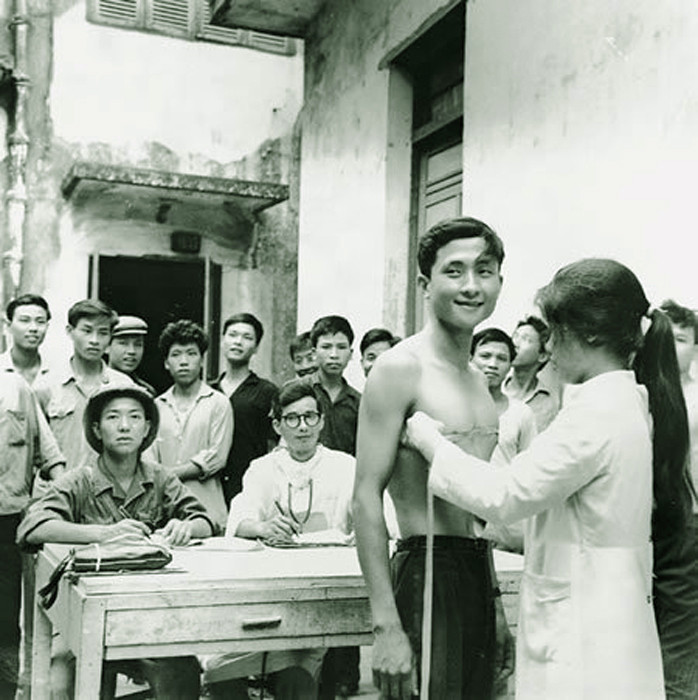 Thanh niên Hà Nội khám sức khỏe trong đợt tuyển tân binh.