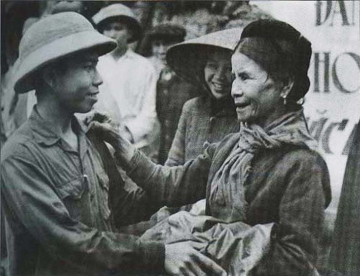 Một bà mẹ tiễn con lên đường ra trận ở Vinh, Nghệ An năm 1970.