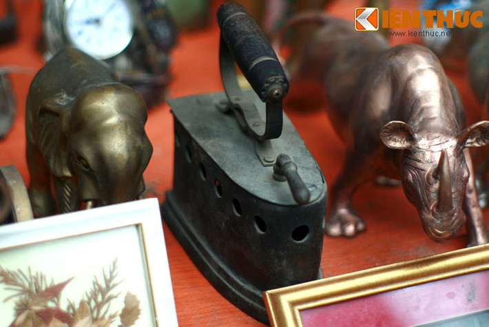 Bàn là hoạt động bằng than.