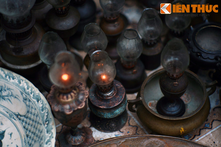 Những chiếc đèn dầu cũ xưa. Nhiều trong số đó có lẽ đã được dùng trong những buổi tối mất điện.