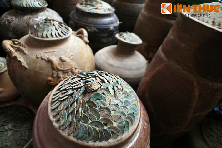 Những hũ tiền cổ này khiến nhiều người choáng ngợp, dù thực tế chỉ có một lớp mỏng tiền cổ ở miệng hũ.
