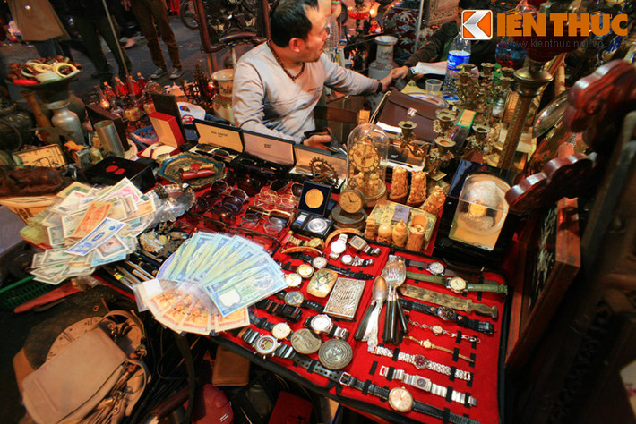 Các chủng loại hàng hóa bày bán ở nơi đây rất phong phú, với những món đồ "độc" có thể gợi lại ký ức xưa của nhiều thế hệ.