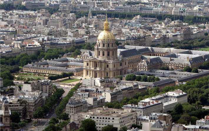 Các dãy nhà của Invalides được xây dựng vuông góc và đối xứng Đông Tây, tạo thành 15 sân và vườn nhỏ bên trong. Sân lớn nhất mang tên sân danh dự (cour dʼhonneur), nằm ở chính giữa. Hai dãy nhà phía Đông và Tây là bốn phòng ăn tập thể lớn, có thể phục vụ tới 1500 người.