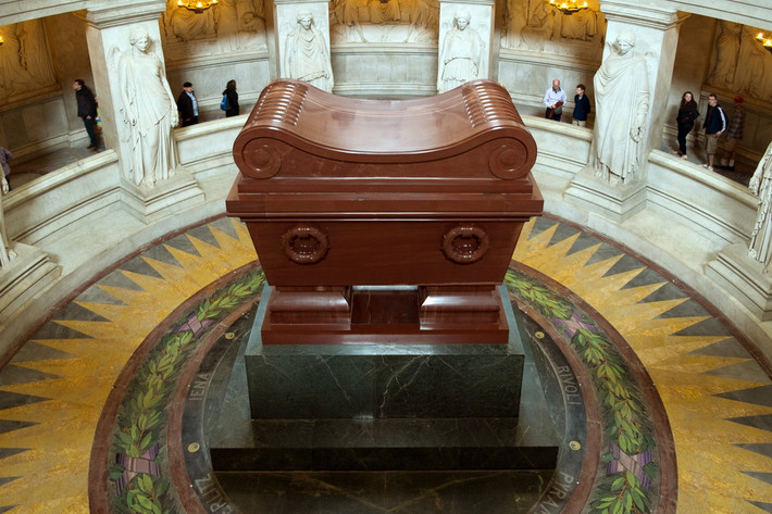 Dưới thời Napoléon, điện Invalides đã trở thành khu lăng mộ của quân đội Hoàng gia. Sau khi mất, thi hài của Napoléon Đại đế đã được vua Louis-Philippe chuyển tới đây năm 1840. Mộ của ông được làm bằng đá hoa cương, có hình một chiếc yên ngựa cách điệu.