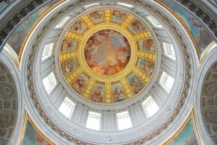 Điện Invalides còn là nơi yên nghỉ của nhiều nhân vật quân đội nổi tiếng khác của Pháp, gồm cả các tướng lĩnh trong Chiến tranh thế giới thứ nhất và Chiến tranh thế giới thứ hai.