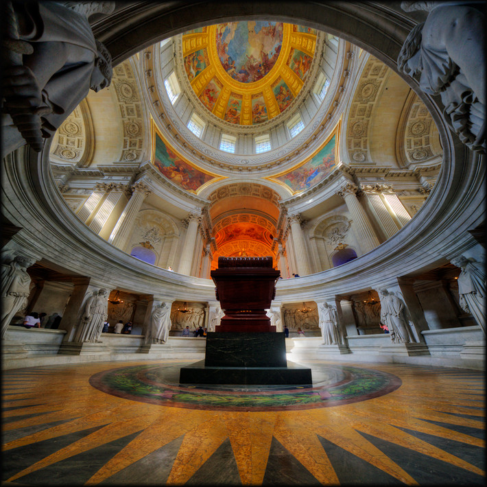 Điện Invalides tiếp tục chức năng dưỡng đường và bệnh viện quân y cho tới cuối thế kỷ 19. Năm 1900, nơi đây chỉ còn 127 bệnh binh trú ngụ và chức năng bệnh viện bị loại bỏ. Dưới thời kỳ Charles de Gaulle, cung điện suýt được sử dụng làm dinh Tổng thống.