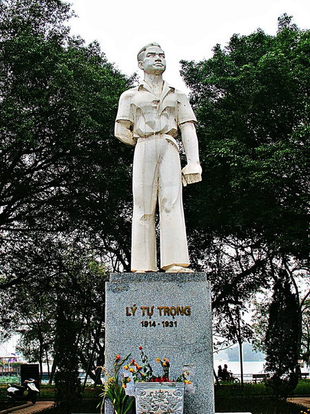Ngày 20/11/1931 (năm Tân Mùi), chiến sĩ cách mạng trẻ Lý Tự Trọng bị thực dân Pháp xử bắn ở Sài Gòn lúc mới 17 tuổi. Ảnh: Tượng đài chiến sĩ Lý Tự Trọng ở Hà Nội.