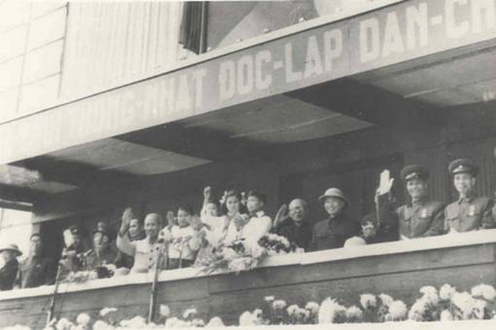 Sau khi quân đội viễn chinh Pháp rút khỏi Hải Phòng, ngày 16/5/1955 (tức ngày 25 tháng 3 năm Tân Mùi), miền Bắc hoàn toàn gỉai phóng. Ảnh Chủ tịch Hồ Chí Minh cùng các vị lãnh đạo Đảng và Nhà nước ra mắt quốc dân đồng bào sau ngày miền Bắc hoàn toàn giải phóng tại Quảng trường Ba Đình, ngày 01/10/1955.