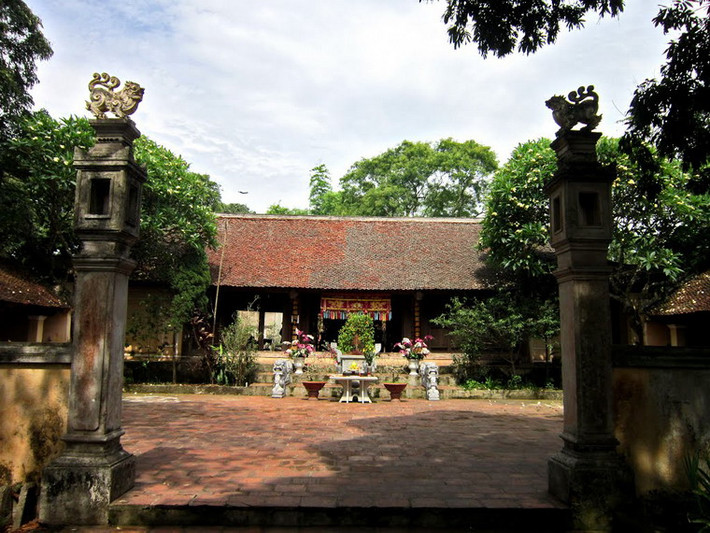 Xuân Tân Mùi 791, Phùng Hưng dấy binh đánh đuổi quân xâm lược nhà Đường, làm chủ đất nước, được nhân dân tôn là Bố Cái Đại Vương. Ảnh: Đền thờ Phùng Hưng làng cổ Đường Lâm, Hà Nội.