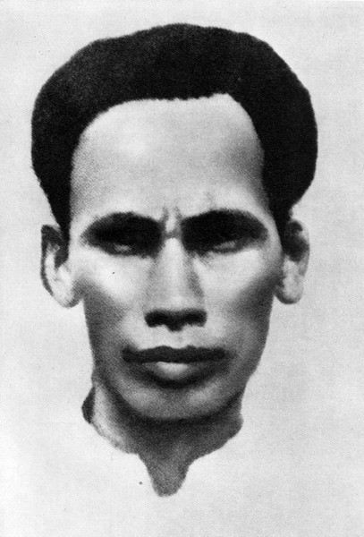 Ngày 6/6/1931 (năm Tân Mùi), đồng chí Nguyễn Ái Quốc bị đế quốc Anh bắt ở Hương Cảng và bị tòa án thực dân Pháp ở Đông Dương xử tử hình vắng mặt. Ảnh: Chân dung đồng chí Nguyễn Ái Quốc giai đoạn hoạt động ở Hương Cảng.