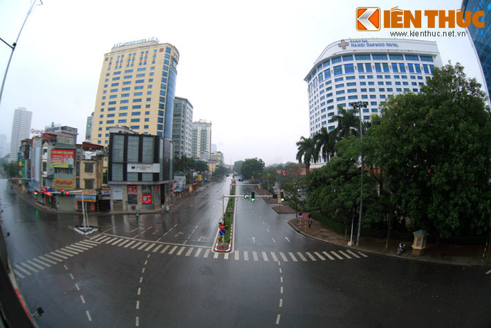 Ngã tư Kim Mã - Nguyễn Chí Thanh trống trơn không một bóng người.