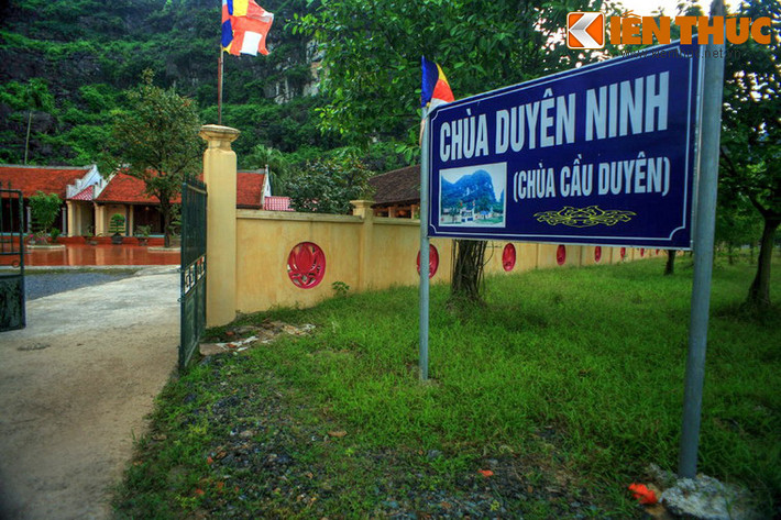 Nằm ở làng cổ Chi Phong, xã Trường Yên, huyện Hoa Lư, Ninh Bình, chùa Duyên Ninh được xem là một trong những ngôi chùa cầu duyên nổi tiếng nhất Việt Nam.