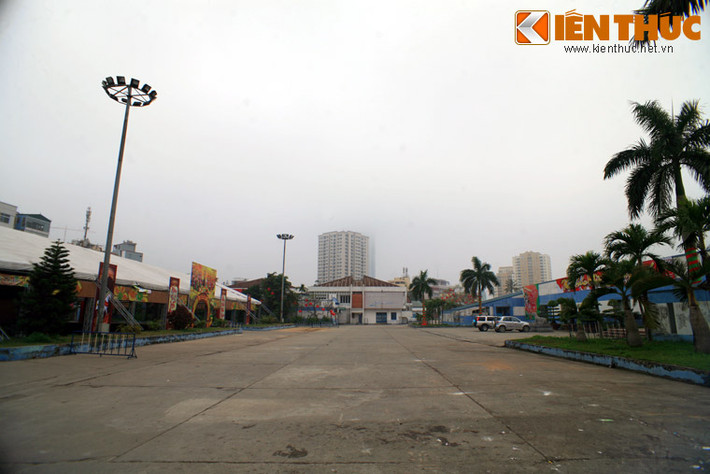 Trung tâm Hội chợ Triển lãm Việt Nam có tiền thân là Khu Triển lãm Giảng Võ, thành lập năm 1974 với nhiệm vụ là tổ chức triển lãm thành tựu kinh tế - kỹ thuật của đất nước, các sự kiện văn hóa, xã hội của thủ đô Hà Nội và các Bộ, ngành Trung ương.