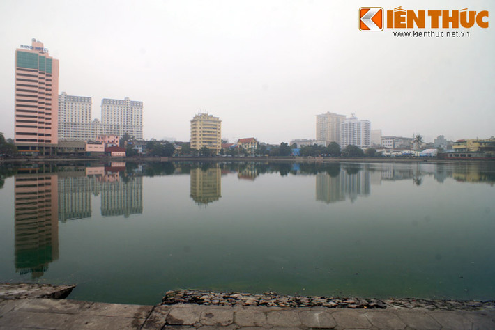 Một góc của mặt sau triển lãm thông ra hồ Giãng Võ.