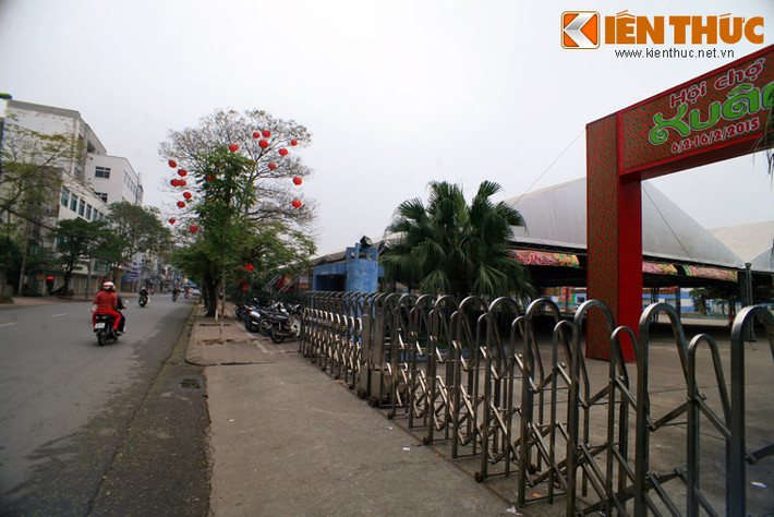 Mặt bên trái, triển lãm giáp với phố Ngọc Khánh - một tuyến phố kinh doanh nhộn nhịp.