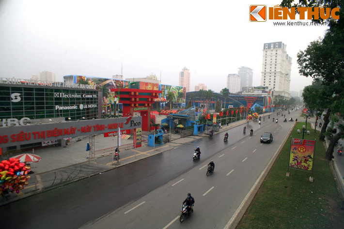 Được coi là "đất vàng", Triển lãm có mặt trước là đường Giảng Võ - một trong những tuyến đường quan trọng nhất của quận Ba Đình.