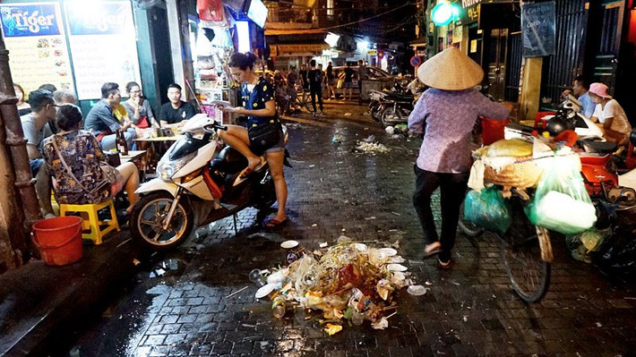 Phố Tạ Hiện, nằm trong khu phố đi bộ, mới đây được nới lỏng giờ hoạt động đến 2 giờ sáng vào các tối cuối tuần. Thực khách thản nhiên ăn nhậu bên những đống rác kiểu này.