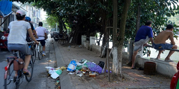 Bãi rác lâu chưa được dọn trên phố Yên Hoa.