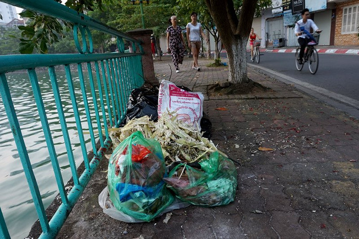 Không chỗ nào không có rác.
