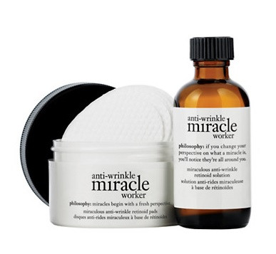 Retinoid đóng vai trò như một cái gối của làn da vì nó có tác dụng làm da tươi trẻ. Retinoid không ổn định và thường bị vỡ kết cấu dưới tia UV nên thời điểm dùng retinoid tốt nhất nên là buổi tối. Nếu da quá khô thì nên bắt đầu dùng khoảng 1-2 lần mỗi tuần hoặc bôi kem dưỡng ẩm nhẹ trước khi dùng retinoid.