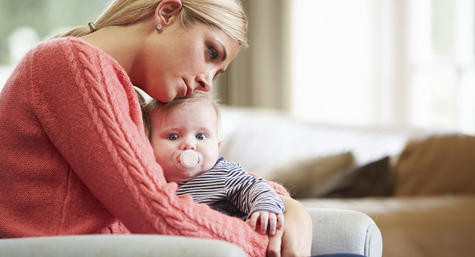 Đối với những trẻ sơ sinh có mẹ bị trầm cảm sau sinh, sự kết nối giữa mẹ và con là điều khó có thể thực hiện được. Họ thường không chơi với con, giao tiếp bằng mắt hoặc nói chuyện với con một cách dịu dàng như những bà mẹ bình thường. Do vậy, trẻ sơ sinh có thể sợ hãi và lo lắng, lảng tránh người khác hay thậm chí là không phản ứng với người khác nữa. Nghiên cứu còn cho thấy trẻ trong giai đoạn bú mẹ nhưng mẹ bị trầm cảm còn lên cân chậm hơn những trẻ bình thường.