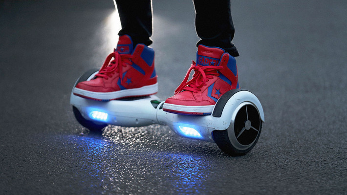Hoverboard là một loại xe scooter cân bằng. Đồ chơi mới này có thể dẫn đến rất nhiều thương tật như gãy tay, gãy chân và chấn thương sọ não. Hội bảo vệ người tiêu dùng Mỹ cho rằng đây là đồ chơi tiềm ẩn nguy hiểm không hợp lý.