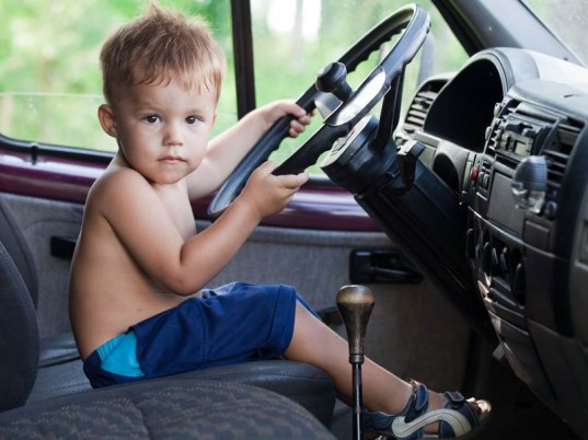 Ngoài ra còn một số nguy hiểm khác do mùa hè khiến nhiều người ít ngờ tới như trẻ có thể chui vào trong xe hơi và bị khóa một mình bên trong dẫn đến bị sốc nhiệt trong vài phút rồi tử vong hoặc chơi pháo hoa và hít phải khói độc.