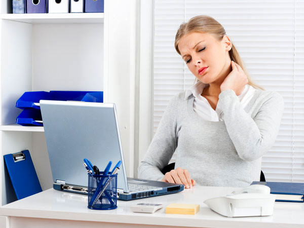 Có nhiều nguyên nhân khiến bạn bị đau cứng cổ. Đau cổ vào buổi sáng thức dậy thường do ngủ sai tư thế. Đau cổ trong khi làm việc thường là do ngồi quá lâu ở một tư thế và ít vận động. Ngoài ra, những người ngồi ngay dưới luồng gió của máy điều hòa cũng rất dễ bị cứng cổ. Một nguyên nhân phổ biến khác dẫn đến đau cứng cổ là ngồi sai tư thế.