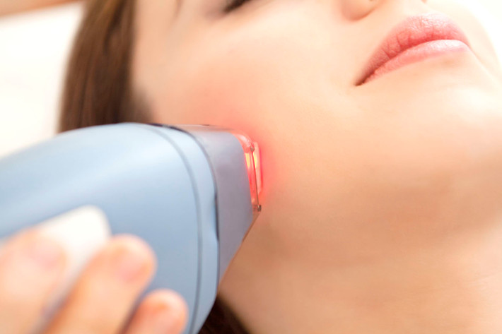 Mùi khói khi những sợi lông bị đốt cháy trong quá trình triệt lông bằng laser tiềm ẩn một nguy cơ không tốt đối với sức khỏe, nhất là đối với những người thường xuyên hít phải.