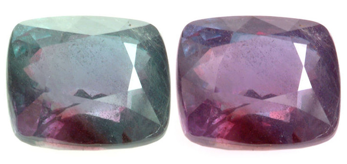 9. Alexandrite: Cùng họ với ngọc lục bảo, alexandrite trở nên quý hiếm nhờ khả năng phản quang và chuyển màu sắc ngay trong lòng bàn tay tùy theo góc nhìn và mức độ ánh sáng, kể cả ánh sáng nhân tạo.