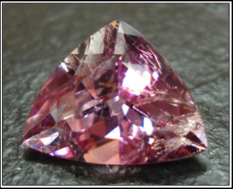 6. Poudretteite: Loại đá quý rất ít người có thể từng nghe tới. Được phát hiện vào năm 1987 nhưng đến tận năm 2003 mới được mô tả đầy đủ về đặc tính.