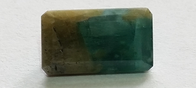 5. Grandidierite: Viên đá màu xanh lục phớt lam này chỉ được tìm thấy ở Madagascar. Giống như alexandrite, loại đá này có đặc tính chuyển đổi màu sắc từ xanh lam sang xanh lục và trắng.
