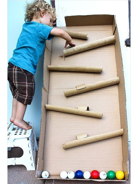 Với ma trận bóng thả làm từ thùng carton và lõi giấy vệ sinh này, bé có thể cho bóng tự rơi từ trên xuống hoặc lăn bóng bằng tay.
