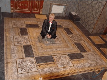 "Xem này, tôi lát nền bằng gạch Versace".