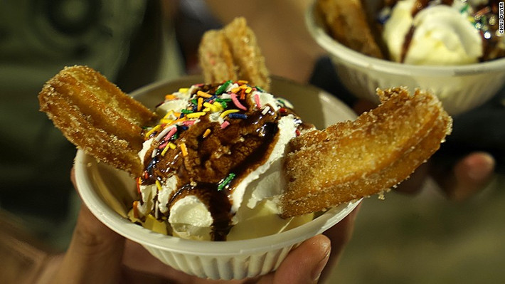 Churros Sundae (Mỹ): Chiếc xe bán Churros Locos đến từ bang Oregon, Mỹ được chủ nhân người Mỹ gốc Mexico, Daniel Huerta và Isabel Sanchez đem tới Manila tham gia Đại hội ẩm thực 2016. Họ là những người vừa có công việc chính ban ngày, vừa mở xe hàng bán món ăn vặt ngoài giờ làm vì đam mê nấu ăn. Churros là một loại bánh bột chiên giòn bên trên có phủ kem lạnh và quả hạch cùng với những hạt cốm nhiều màu.
