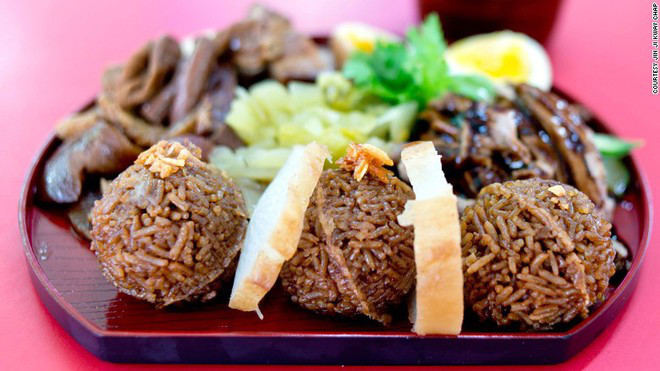 Kway Chap (Singapore): Món ăn đường phố này mang về cho Singapore khoảng 1 tỉ USD mỗi năm và tạo công ăn việc làm cho tới 40.000 người. Đây là món hủ tiếu phá lấu được nấu bằng lòng lợn, thịt lợn và thịt vịt om trong với nước tương ăn kèm với những lá hủ tiếu mỏng.