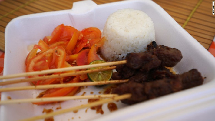 Thịt xiên que Sate Maranggi (Indonesia): Món gì xiên que cũng đều ngon. Đó chính là lý do125.000 que thịt xiên này được bán ra chỉ trong 5 ngày tại Đại hội ẩm thực đường phố 2016. Đây là một món ăn rất đặc trưng với các nguyên liệu chính là thịt bò nướng bằng than, ăn kèm salad gồm ớt, giấm gạo và cà chua.