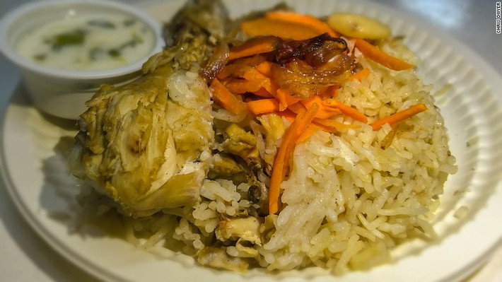Hyderabadi Biryani (Ấn Độ): Là một món ăn rất nổi tiếng tại Ấn Độ, được nấu từ gạo trộn cùng thịt gà hoặc thịt cừu, gia vị, hành, sữa chua, lá mùi và ướp thêm một chút nghệ vàng.