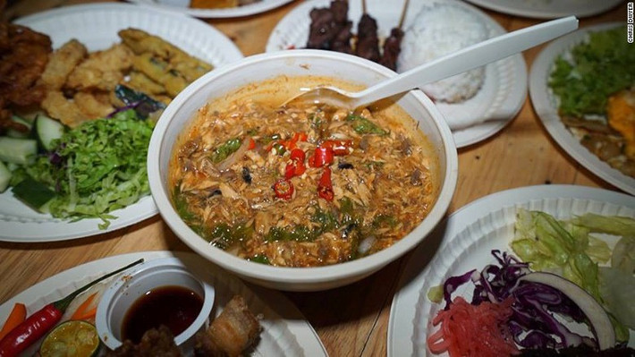 Mì Assam Laksa (Malaysia): Món mì này có sợi mì trắng, to, có độ dai và giòn; nước dùng mì được nấu từ canh chua cá thu rất đậm đà mà không gây cảm giác ngấy cho thực khách. Vị chua đặc trưng được tạo nên từ Assam (hay còn gọi là me chua) kết hợp hài hòa với vị ngọt từ thịt cá thu thái lát và ớt cay xè, mì thường được dùng kèm với rau thơm, dưa leo, ớt đỏ, dứa chín, hành lá, bạc hà, gừng…