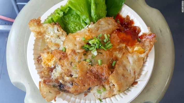 Hoy Tord (Thái Lan): Đối với những người yêu thích nền ẩm thực Thái Lan thì món trứng ốp hải sản này không xa lạ gì. Bánh được làm từ hai loại bột, chanh và nước và chiên lên cùng với trứng. Phần nhân hải sản bên trong có thể là hàu, tôm hay mực cùng các gia vị như rau ngò, tiêu và một chút nước mắm.